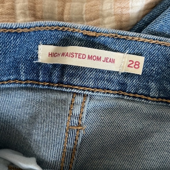 Levi’s “high waisted mom jean” size 28 - Picture 3 of 5
